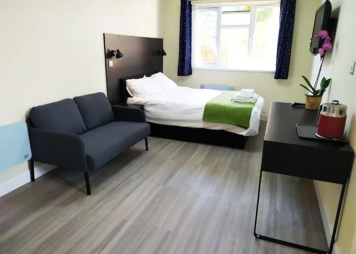 The Yew Studio - Self Contained One Bed Studio Flat With Parking