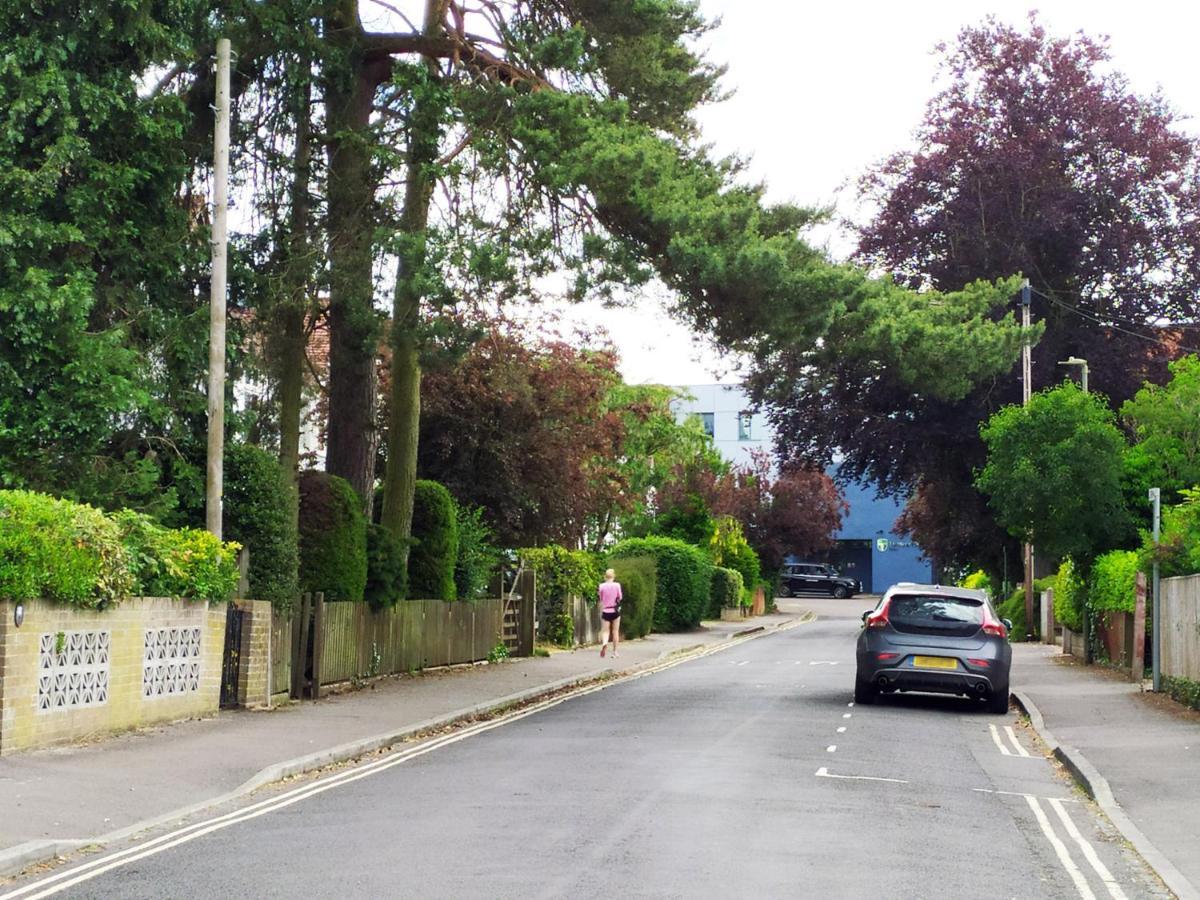 The Yew - Self Contained One Bed Flat With Parking *